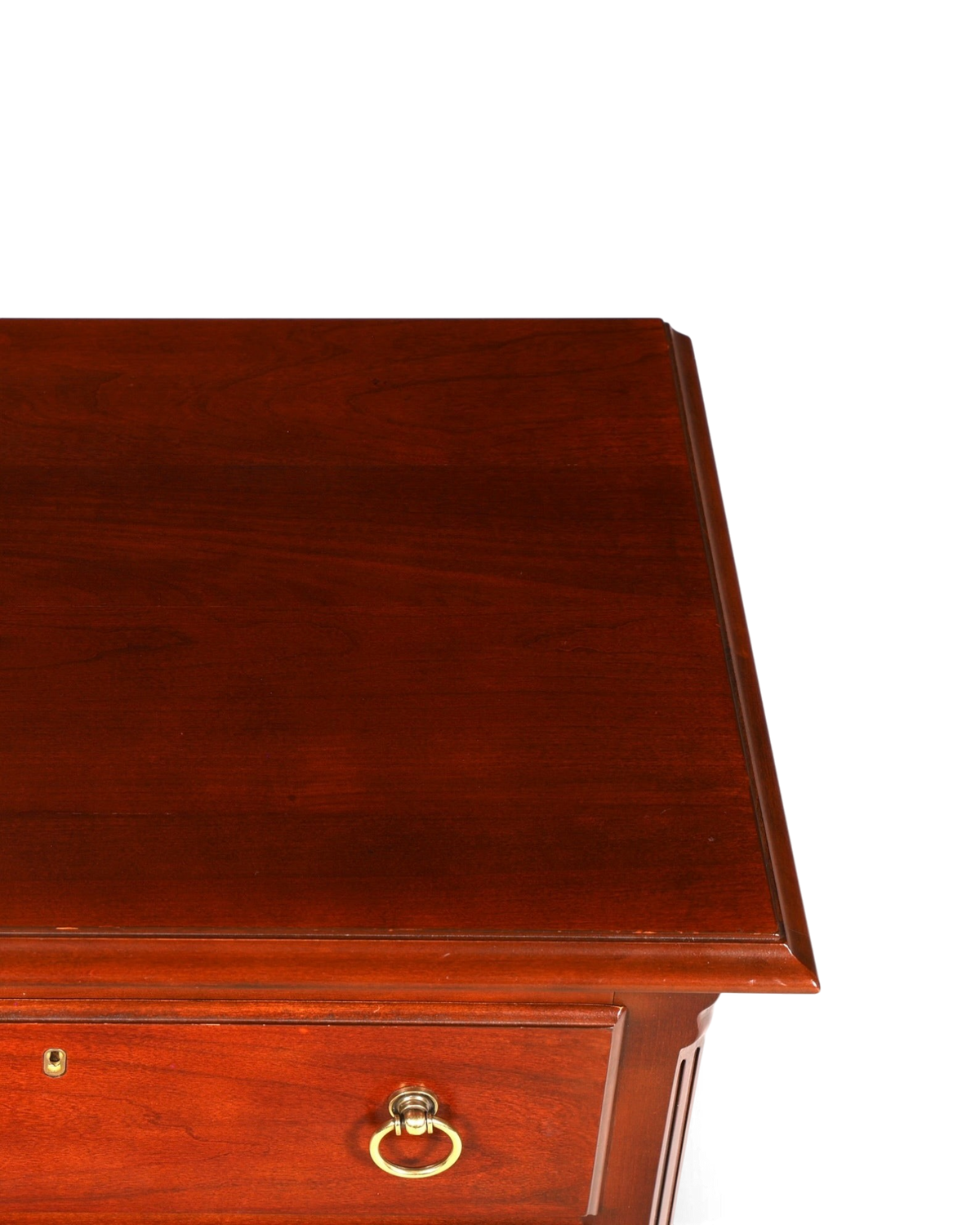 Hauptstadt Möblerei H840 Finish Oberfläche aus dunkelbraunem Holz mit klassischem Messinggriff an einer Schublade
