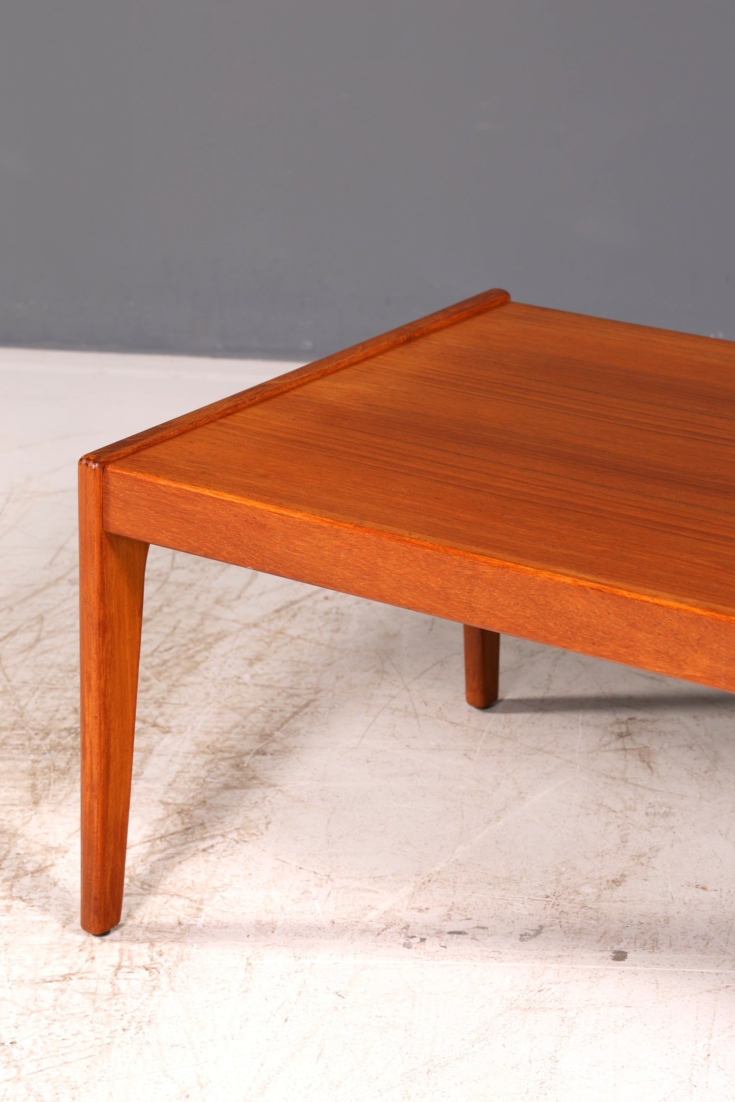 Magnifique table basse moderne du milieu du siècle en teck, table d’appoint rétro vintage, table basse des années 70 pour le salon