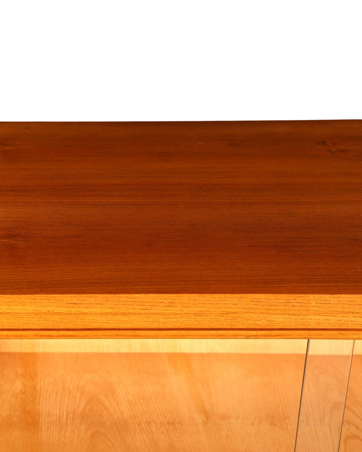 Hauptstadt Möblerei H920 Möbeloberfläche aus warmem, gemasertem Holz mit natürlicher Textur und glattem Finish