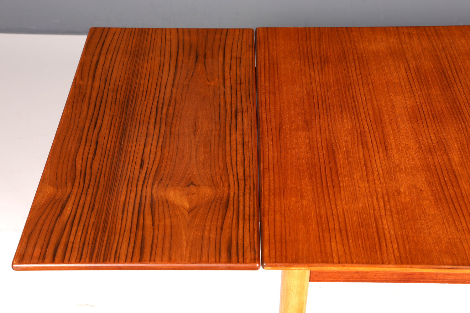 Table de salle à manger extensible de style danois, inspirée du milieu du siècle, style vintage.