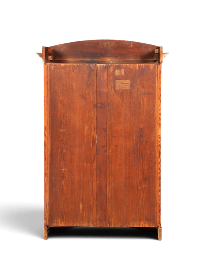 Rückansicht der antiken Biedermeier Vitrine von Hauptstadt Möblerei aus massivem Holz mit sichtbarer Maserung