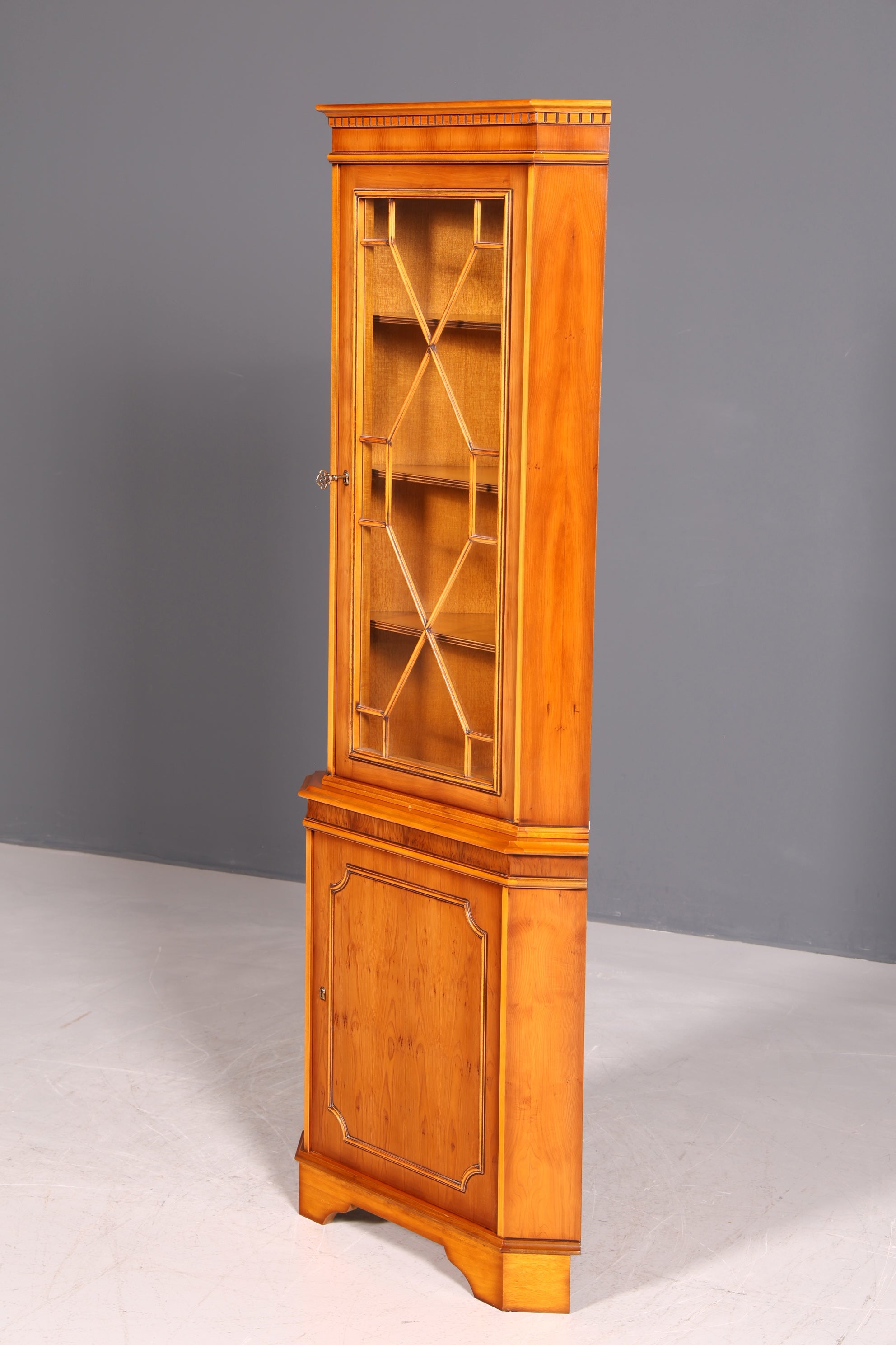 G027 Finish cm Wunderschöne Englische Eckvitrine Antik 60s echt Holz Schrank Eckschrank Glasvitrine Vitrine