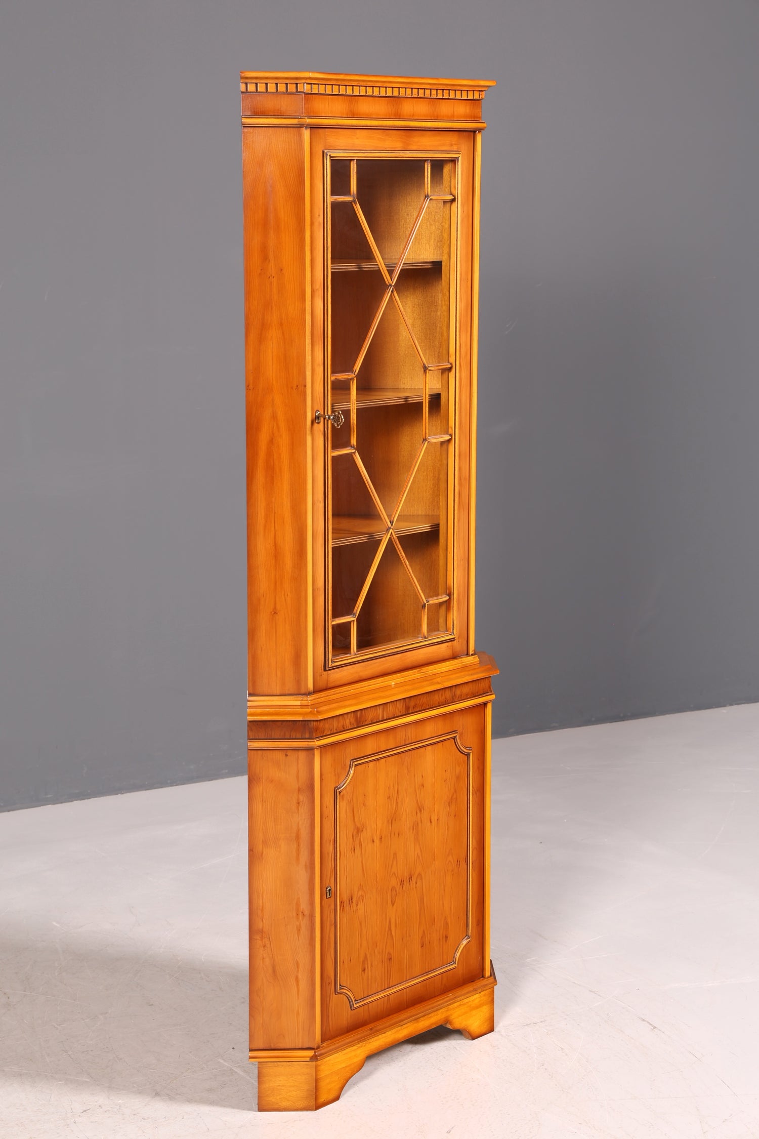 G027 Finish cm Wunderschöne Englische Eckvitrine Antik 60s echt Holz Schrank Eckschrank Glasvitrine Vitrine