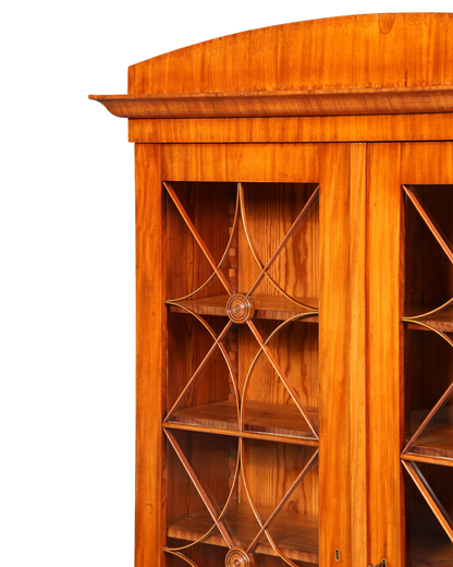 Hauptstadt Möblerei Biedermeier Vitrine aus Massivholz mit Sprossentüren, Rosetten-Verzierungen und warmer Maserung