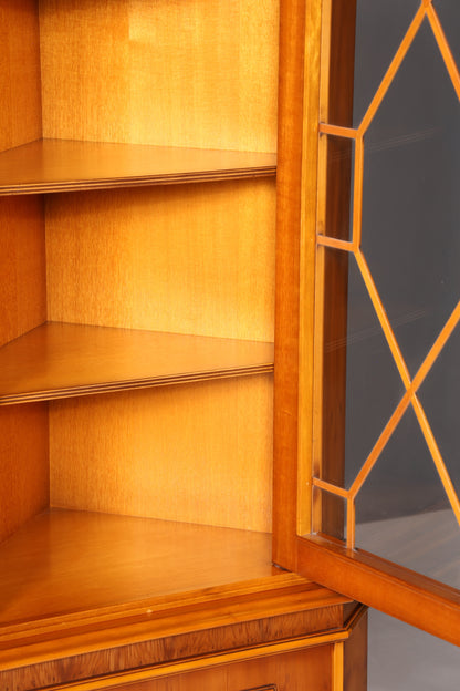 G027 Finish cm Wunderschöne Englische Eckvitrine Antik 60s echt Holz Schrank Eckschrank Glasvitrine Vitrine