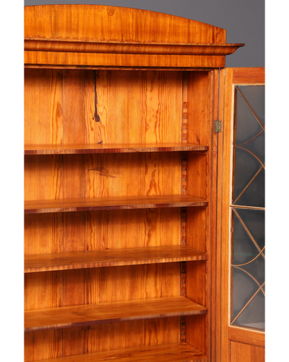 Hauptstadt Möblerei Biedermeier Vitrine aus Massivholz mit höhenverstellbaren Regalböden und Sprossentür