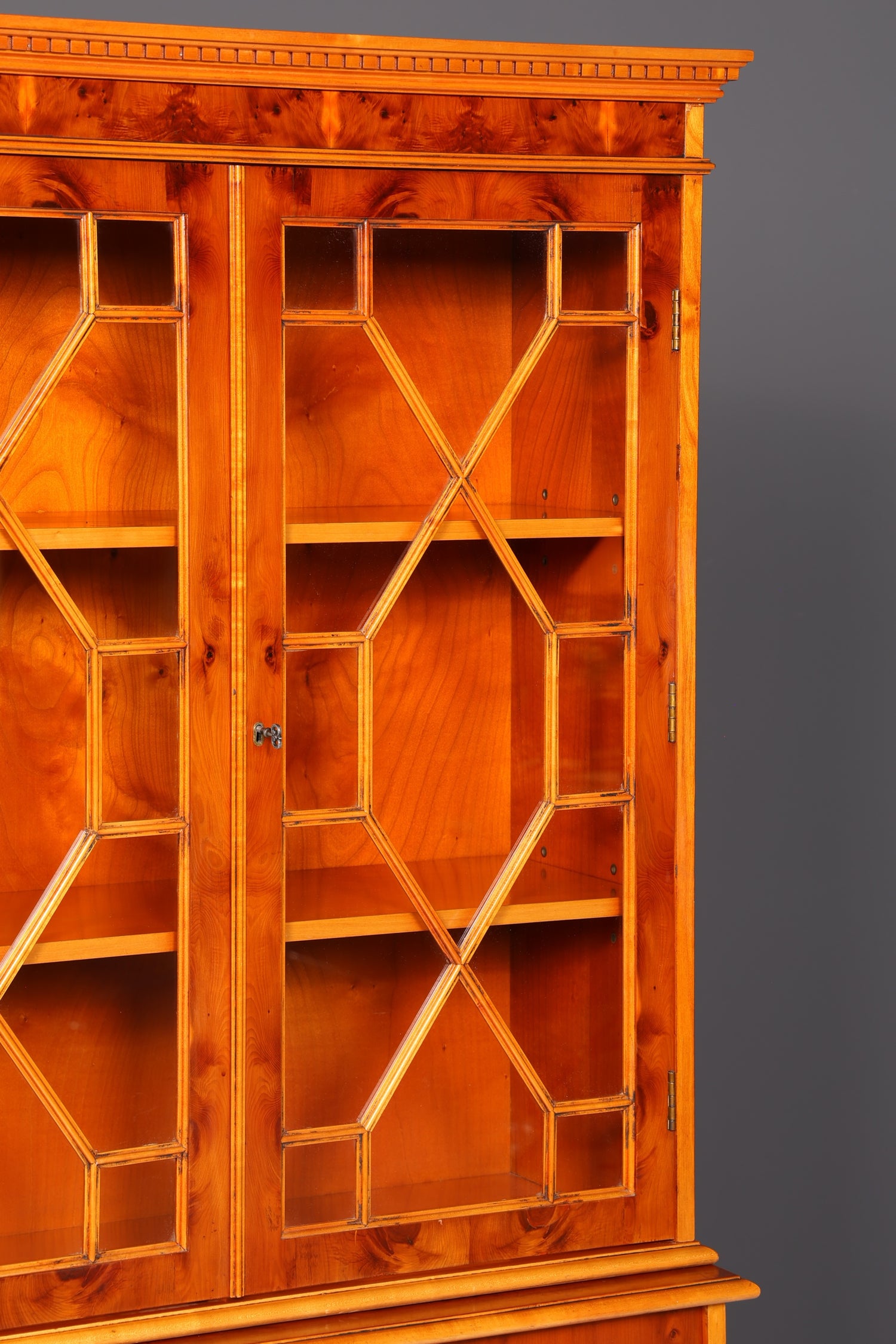 Edler Englischer Sekretär Vitrine Eibe Aufsatzsekretär Schreibschrank Glasvitrine Bücherschrank Antik Vintage