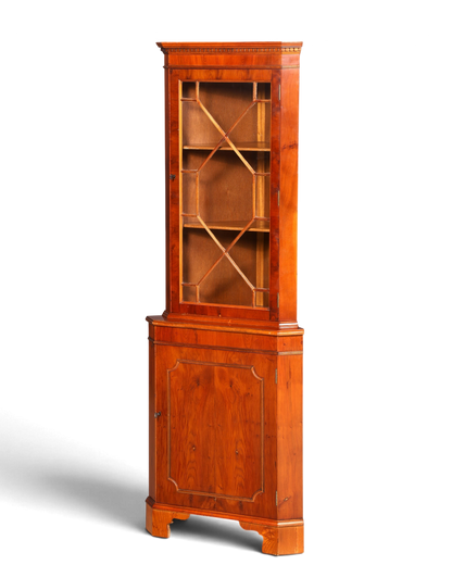 Hauptstadt Möblerei englische Eckvitrine aus Eibenholz mit Sprossenglas und Unterschrank im Vintage-Stil