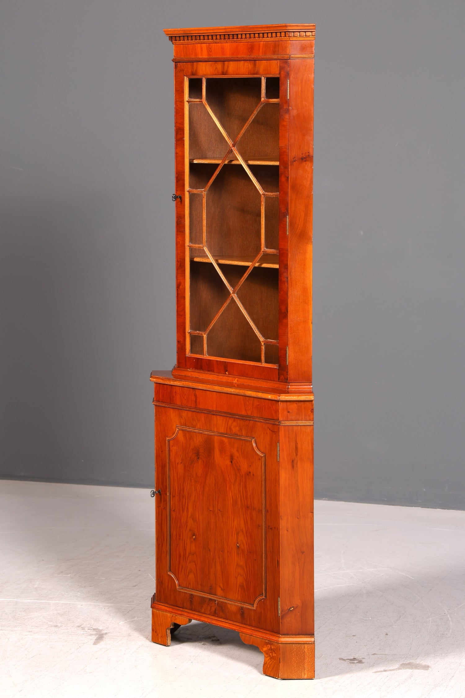 Wunderschöne Englische Eckvitrine Eibe Eckschrank Glasvitrine Vitrine Antik Echt Holz 60er Vintage