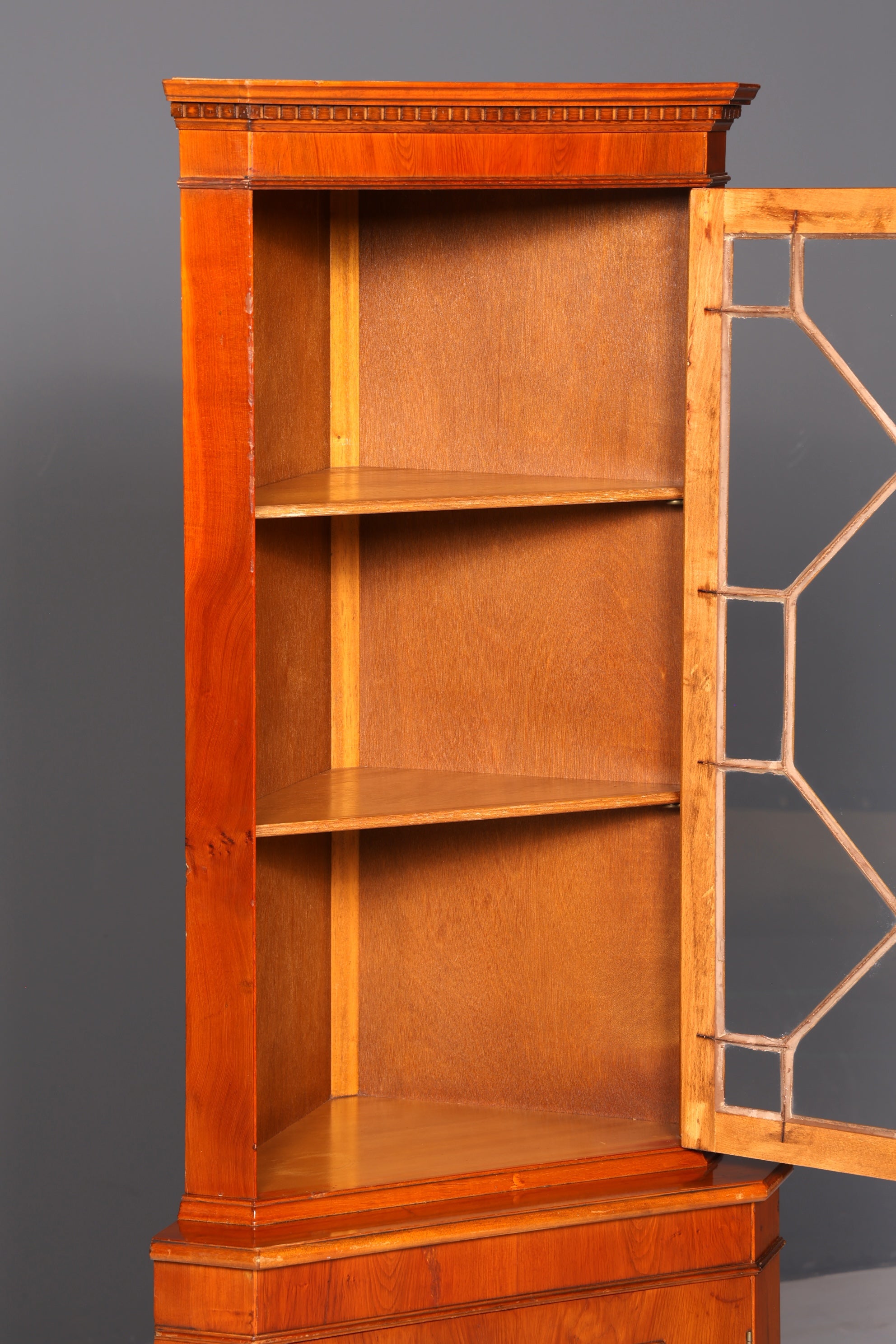Wunderschöne Englische Eckvitrine Eibe Eckschrank Glasvitrine Vitrine Antik Echt Holz 60er Vintage