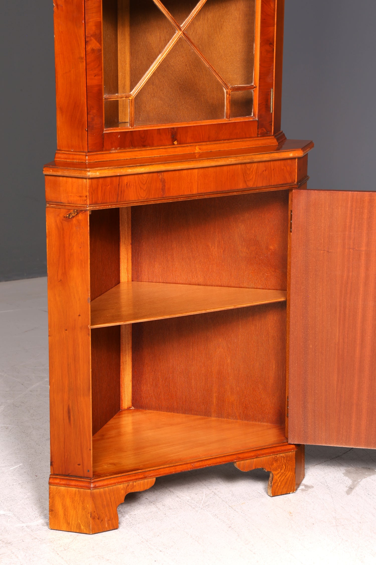 Wunderschöne Englische Eckvitrine Eibe Eckschrank Glasvitrine Vitrine Antik Echt Holz 60er Vintage