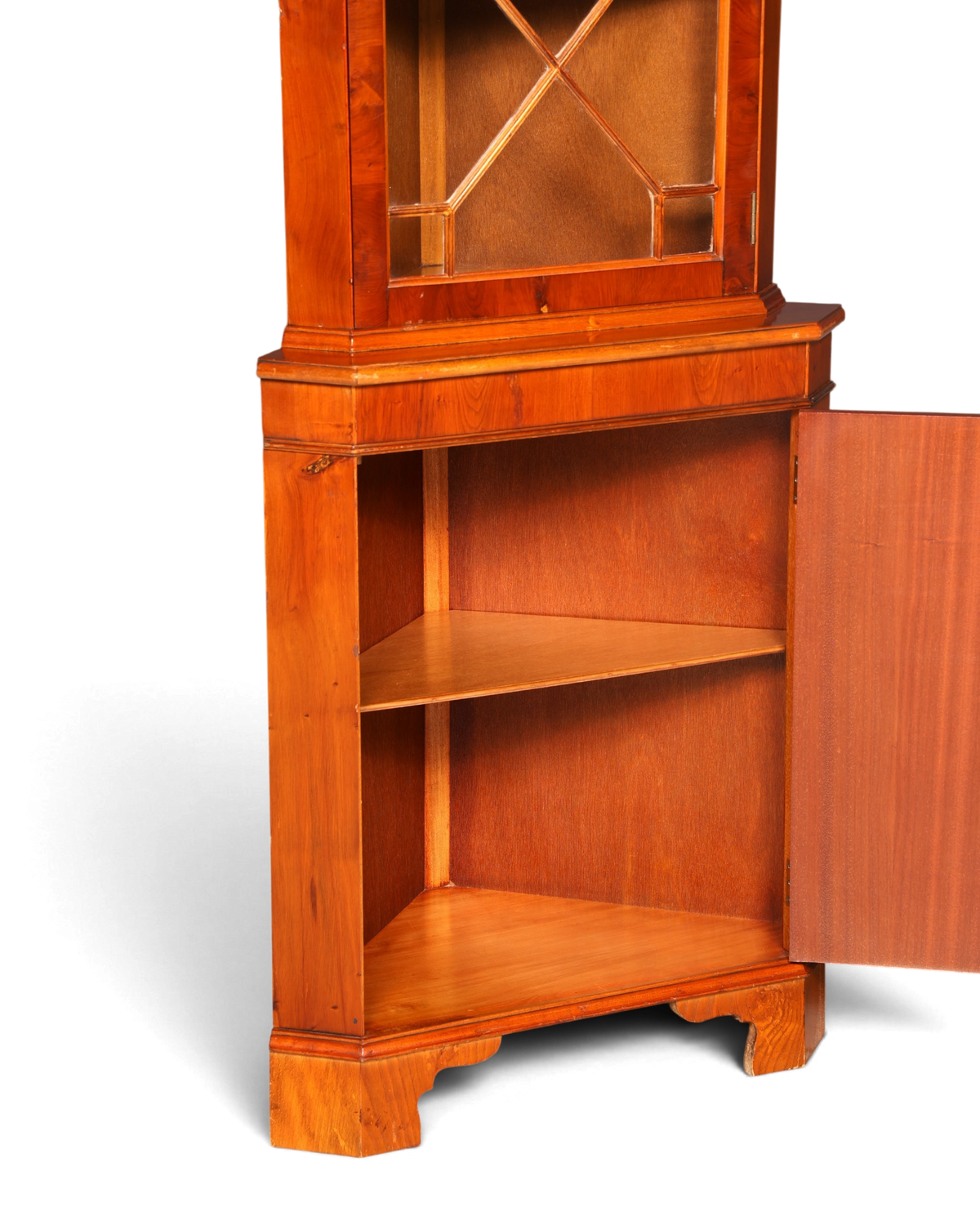Hauptstadt Möblerei englische Eckvitrine aus Eibenholz mit offener Schranktür und sichtbarem Innenraum