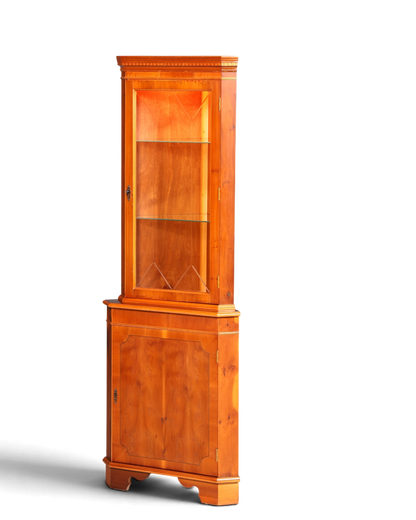 Hauptstadt Möblerei englische Eckvitrine aus Eibenholz mit Glasfront, Sprossentür und integrierter Innenbeleuchtung