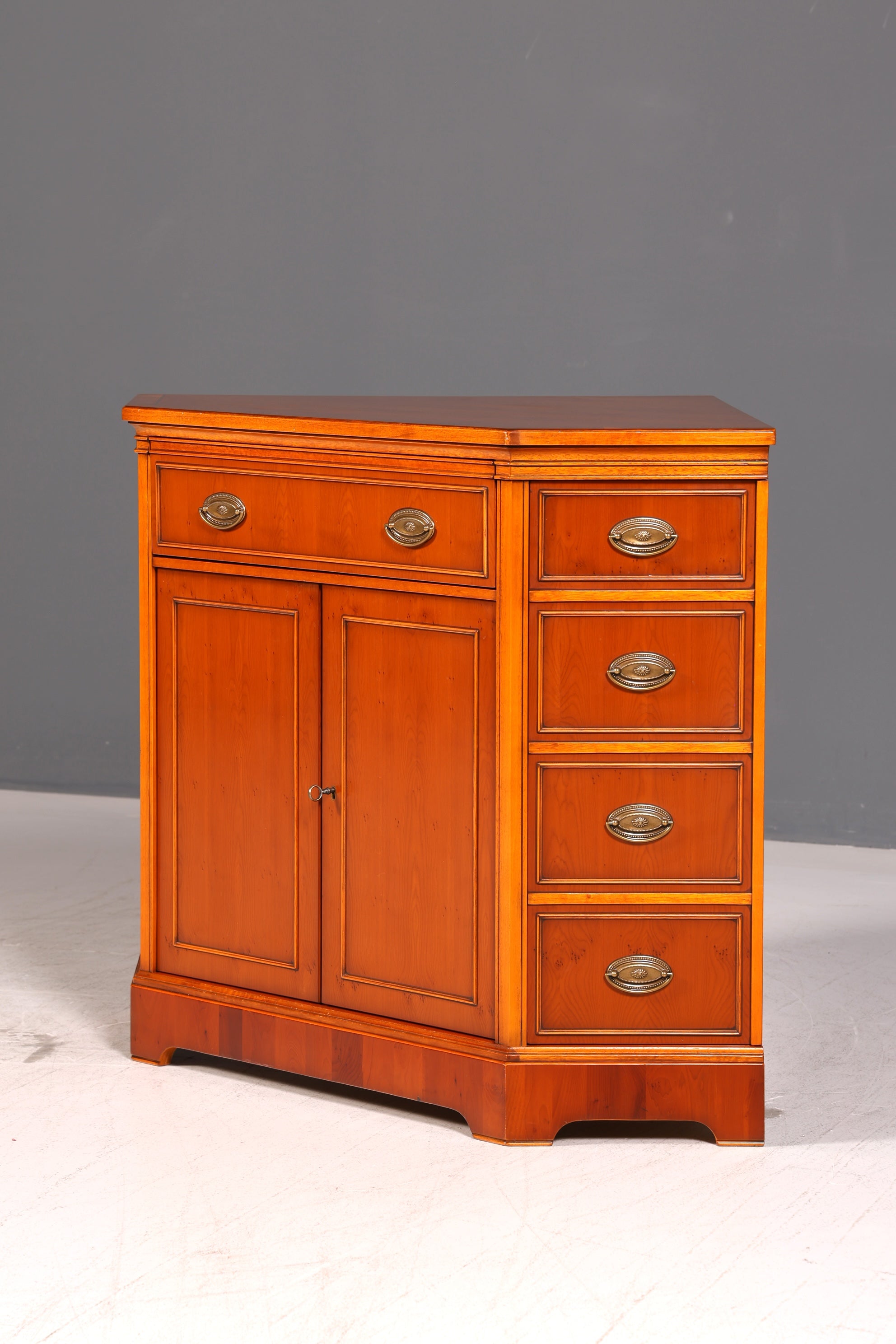 Edler Eckschrank der Marke Heldense Eibe Eckkommode Kommode Sideboard Schrank Antik Vintage