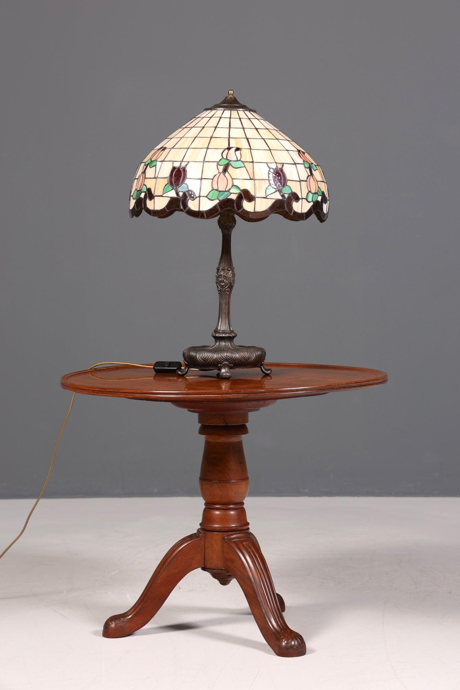 Lampe de table Tiffany ancienne au style onirique, abat-jour en verre, pied en laiton, lampe ornée