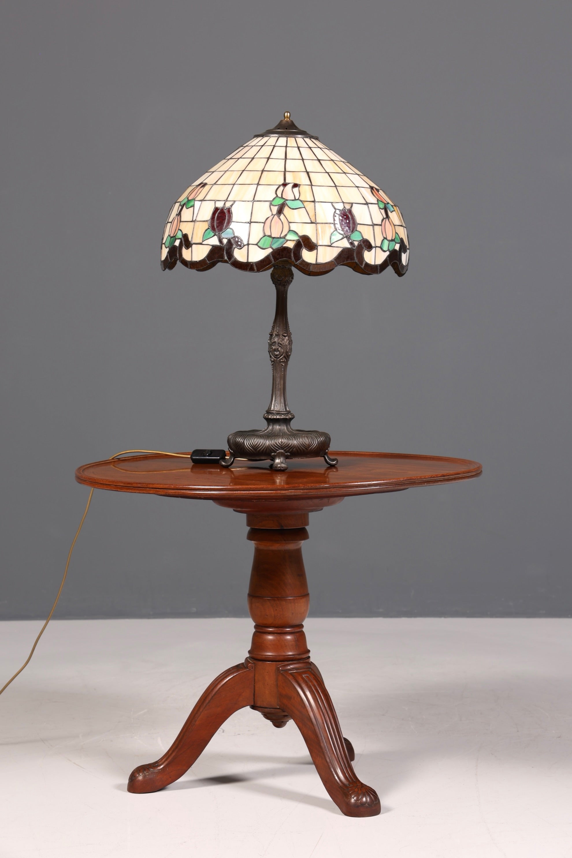 Lampe de table Tiffany ancienne au style onirique, abat-jour en verre, pied en laiton, lampe ornée