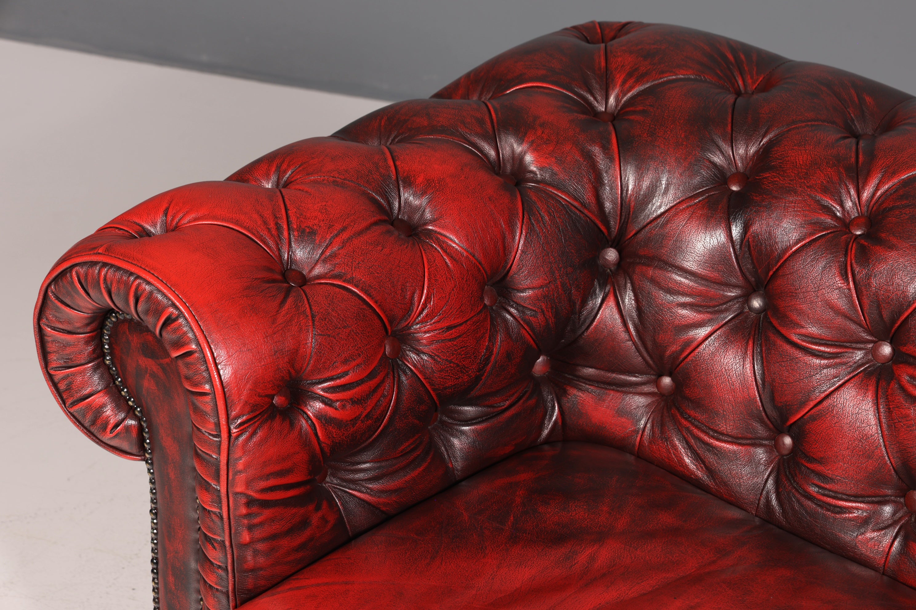 Magnifique canapé Chesterfield original 2 places, style anglais, cuir bordeaux, 2 places, 2 sur 2