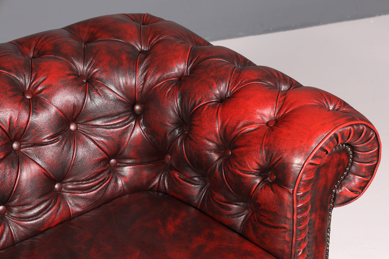Magnifique canapé Chesterfield original 2 places, style anglais, cuir bordeaux, 2 places, 2 sur 2