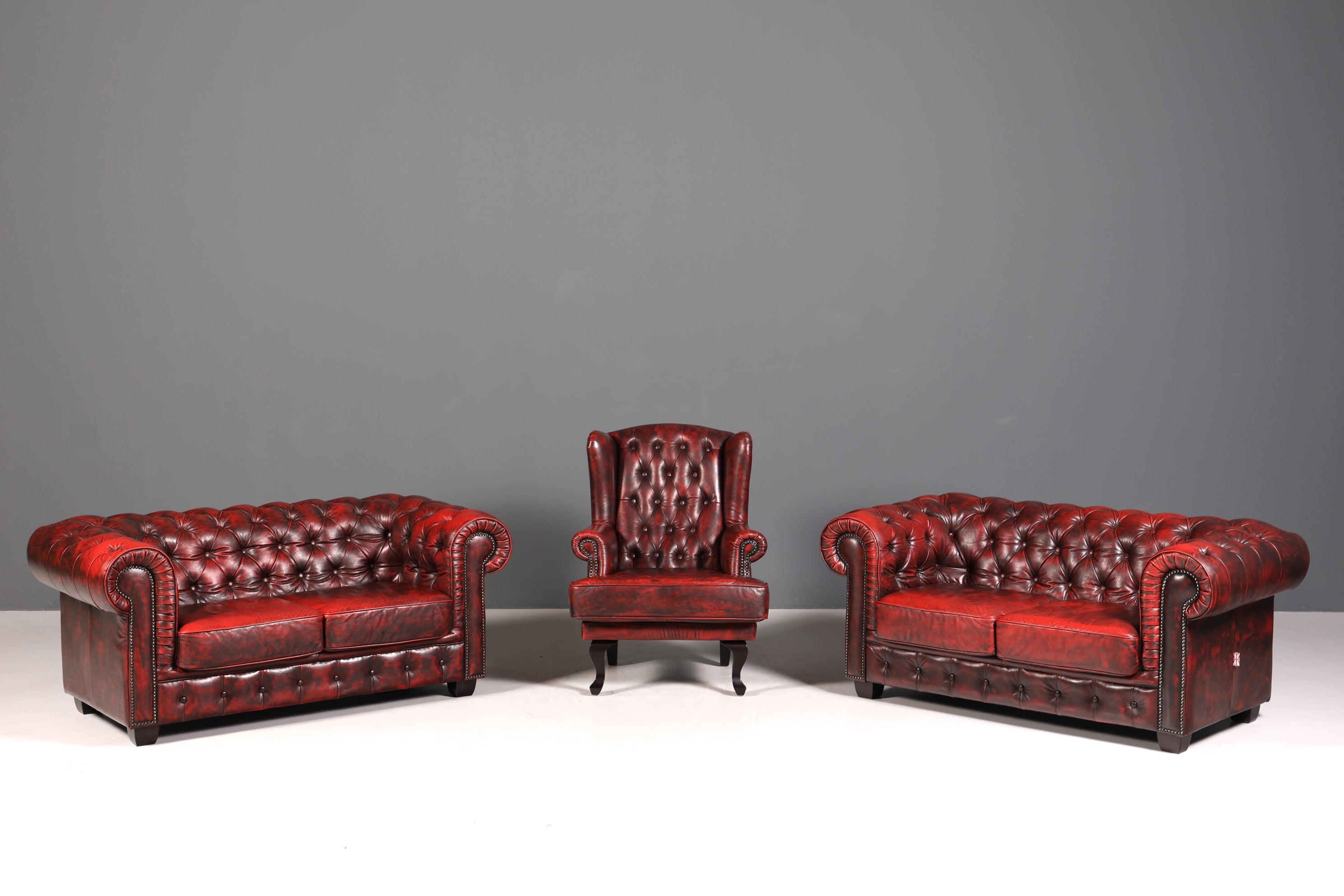 Magnifique canapé Chesterfield original 2 places, cuir anglais bordeaux, 1 sur 2