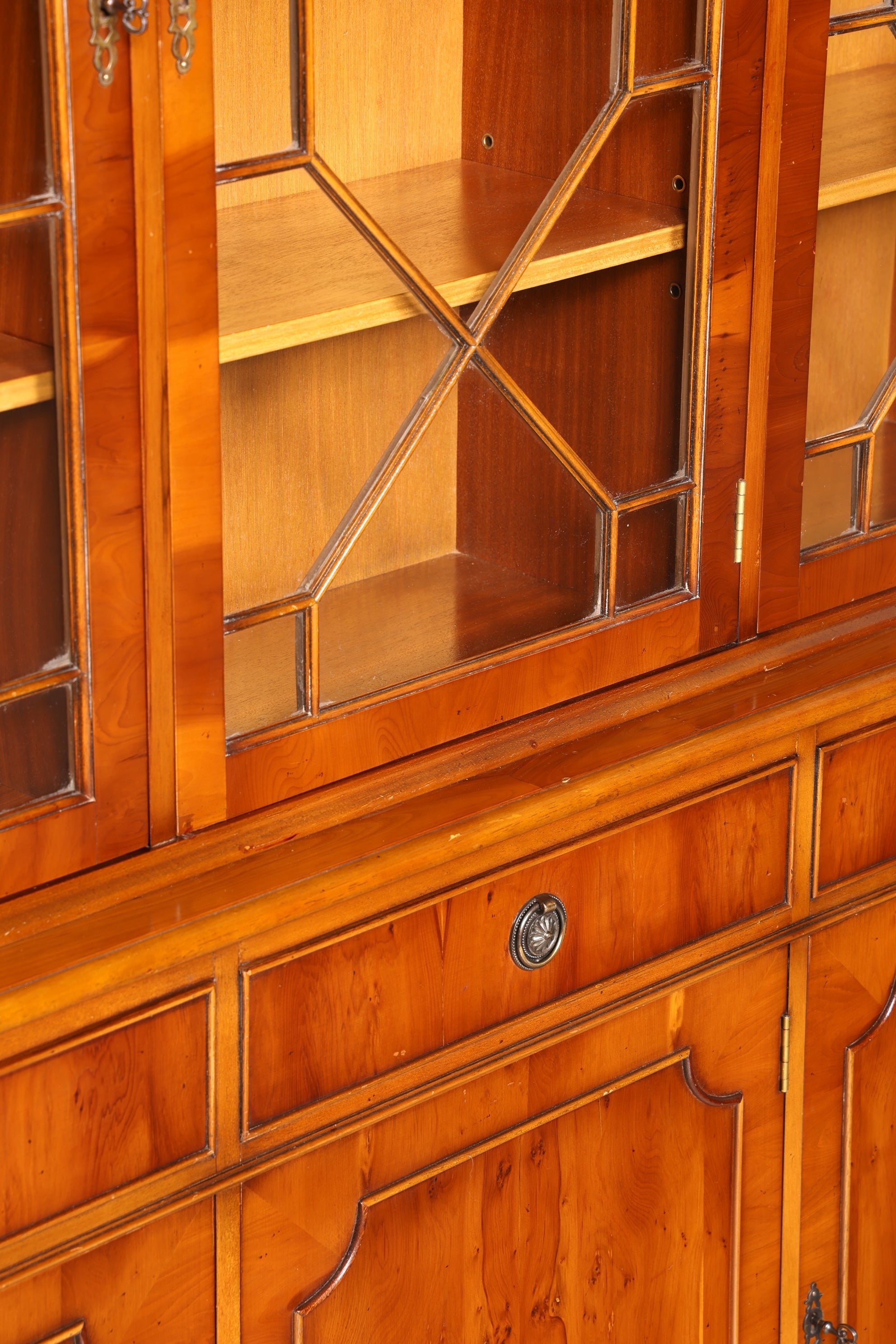 Wunderschöne Englische Vitrine Eibe Bücherschrank Glasvitrine Buffet Bibliothek Antik Vintage