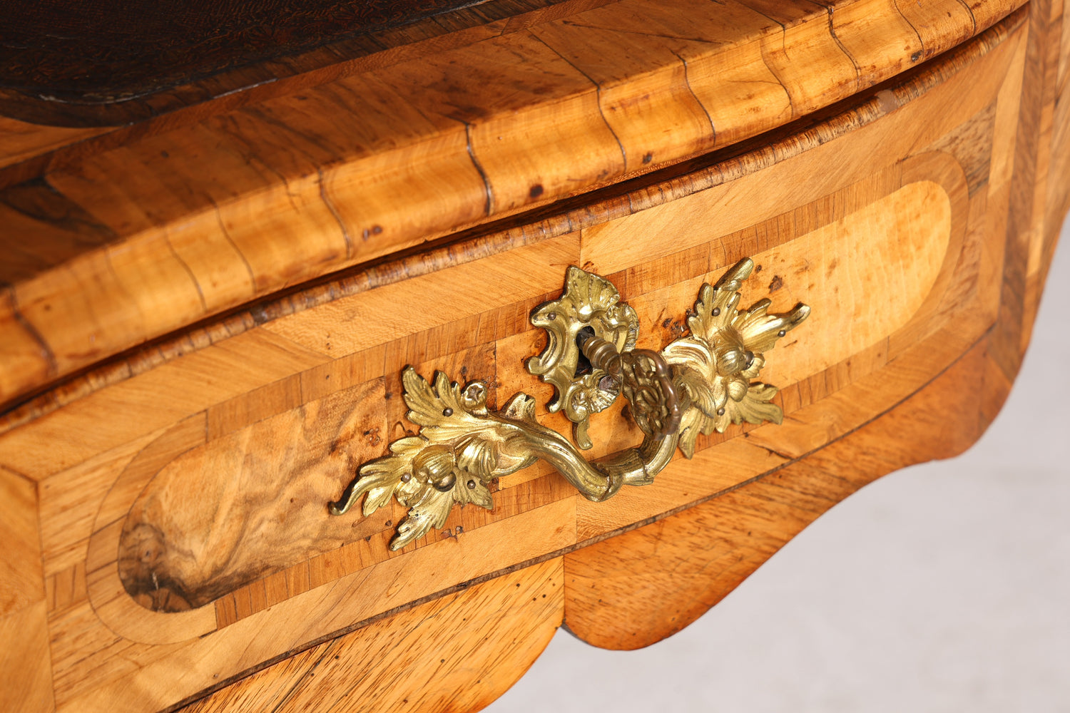 Bureau Louis XV original et majestueux de 1780, bureau plat français en cuir véritable, bureau de bureau ancien