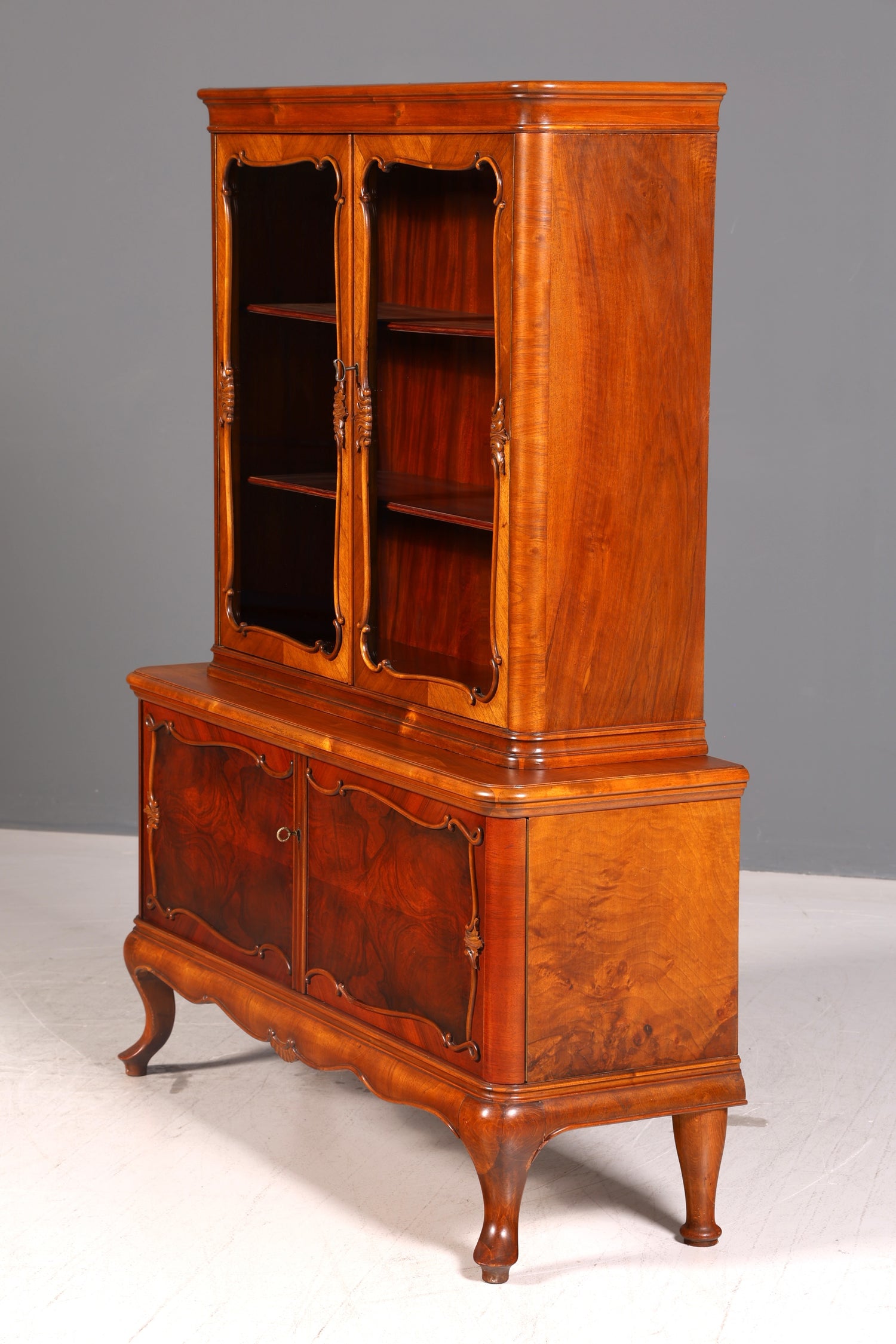 Wunderschöne Chippendale Vitrine im Barock Stil Nussbaum Bücherschrank Glasvitrine Buffet Antik Vintage