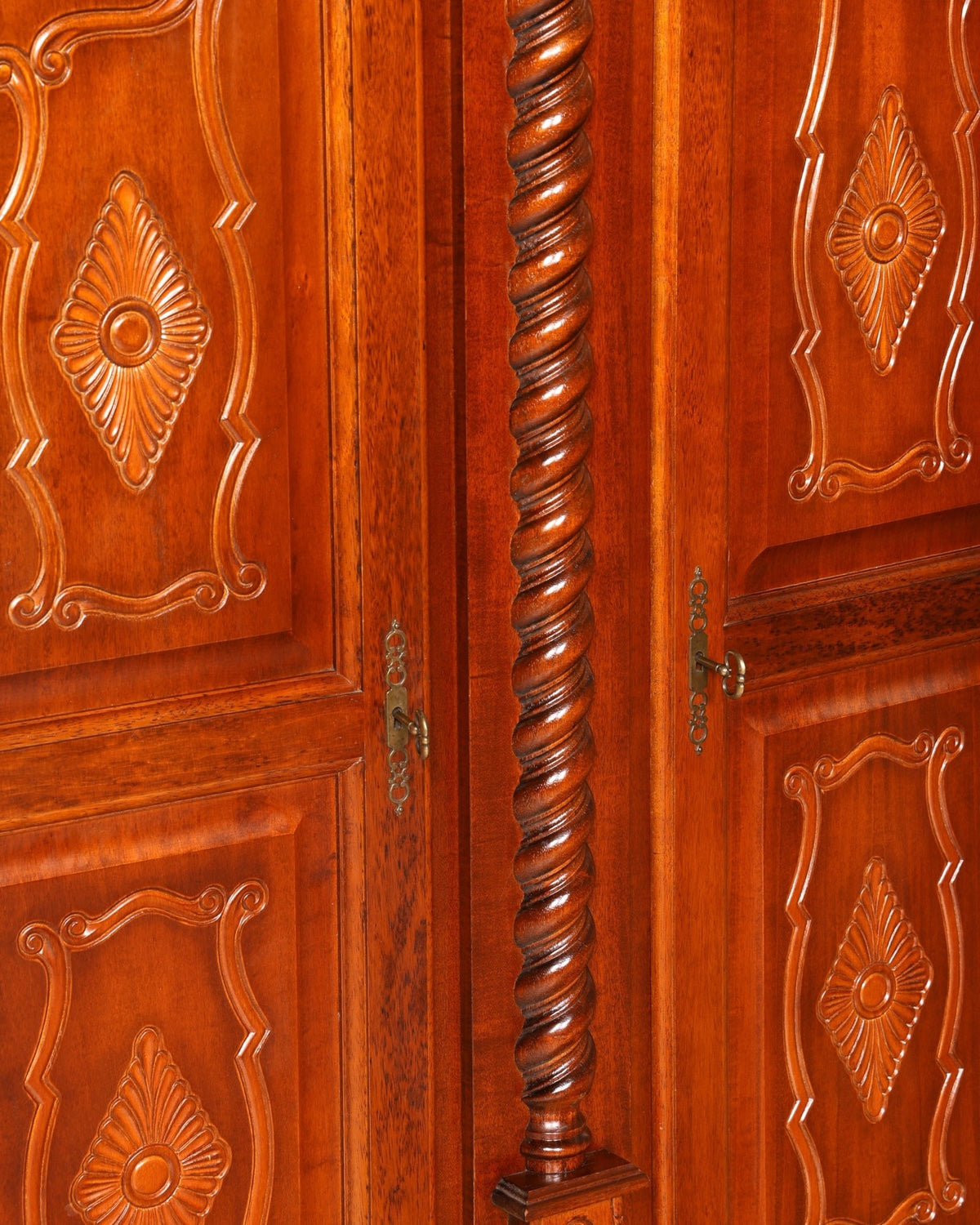 Hauptstadt Möblerei Barock Kleiderschrank aus Nussbaum mit aufwendigen Schnitzereien und gedrehter Säule