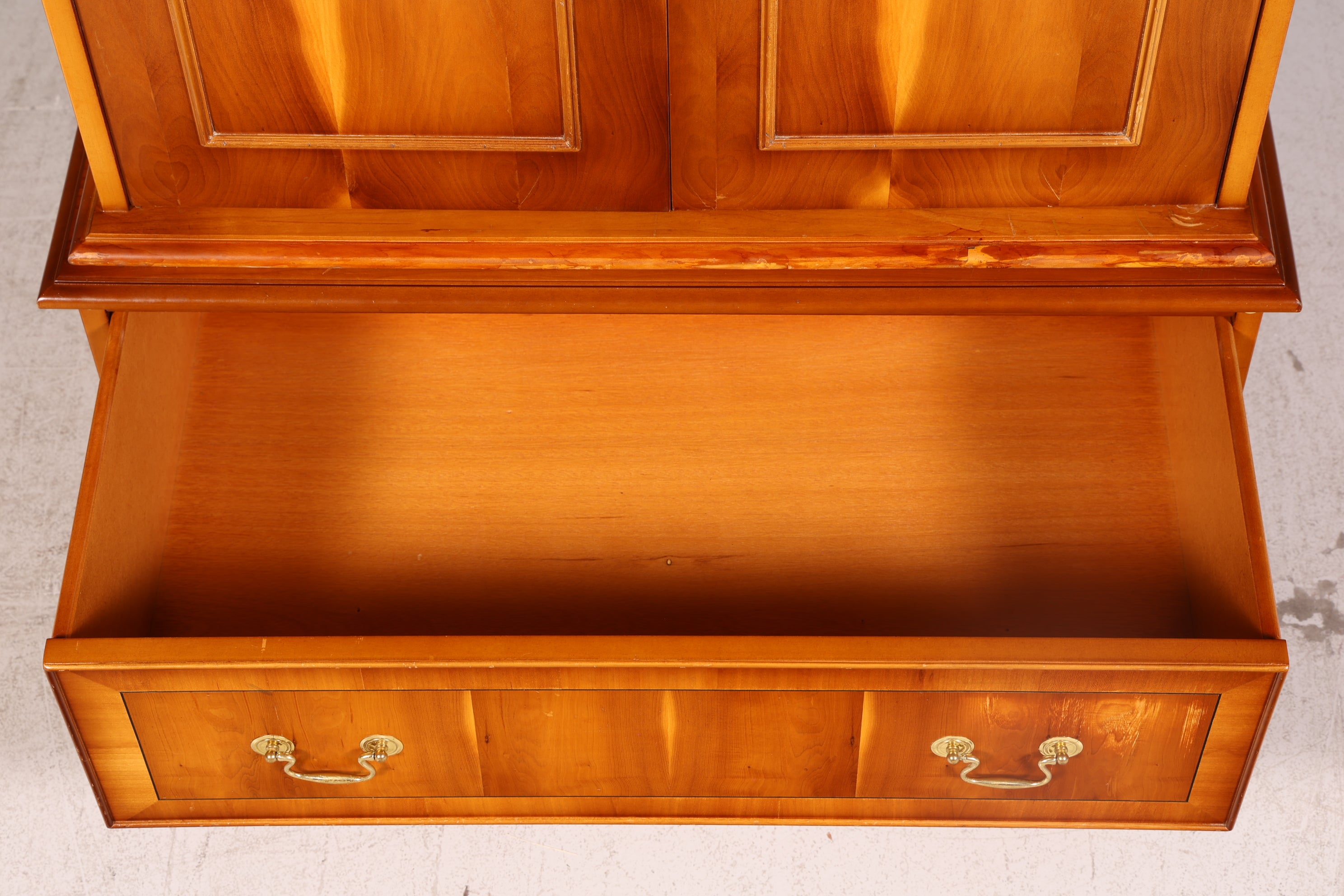 Wunderschöner Englischer Kleiderschrank Dielenschrank Wäscheschrank Schrank Antik Massivholz Vintage