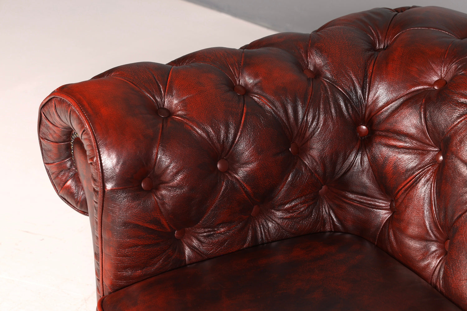 G074 Finish Wunderschönes Original Chesterfield 2er Sofa Englisch Oxblood Leder 2- Sitzer Couch