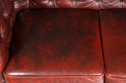 G074 Finish Wunderschönes Original Chesterfield 2er Sofa Englisch Oxblood Leder 2- Sitzer Couch