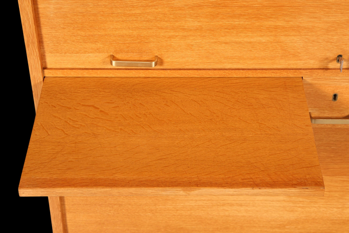 Hauptstadt Möblerei Rollladenschrank aus massivem Holz im Bauhaus Stil mit ausziehbarer Ablage und Metallgriff