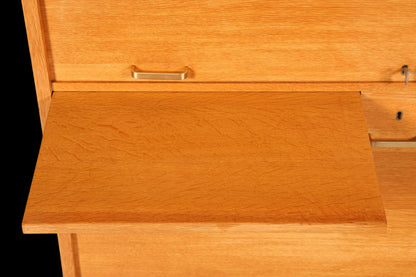 Hauptstadt Möblerei Rollladenschrank aus massivem Holz im Bauhaus Stil mit ausziehbarer Ablage und Metallgriff