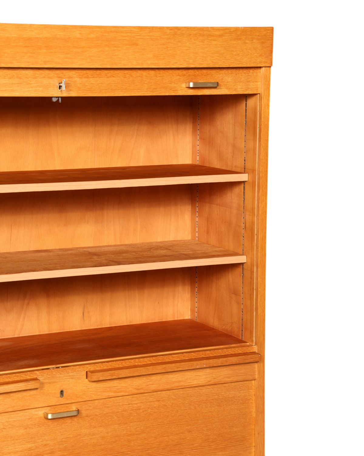 Hauptstadt Möblerei Rollladenschrank aus massivem Holz im Bauhaus Stil mit höhenverstellbaren Regalböden und Schloss