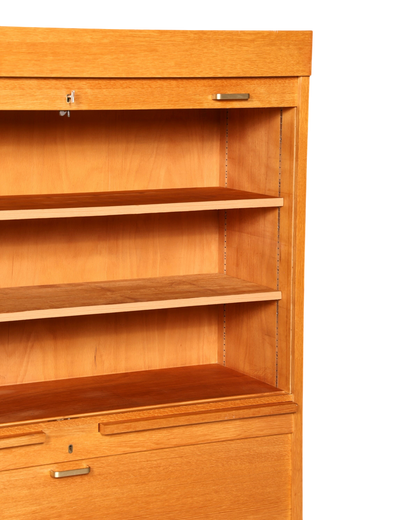 Hauptstadt Möblerei Rollladenschrank aus massivem Holz im Bauhaus Stil mit höhenverstellbaren Regalböden und Schloss