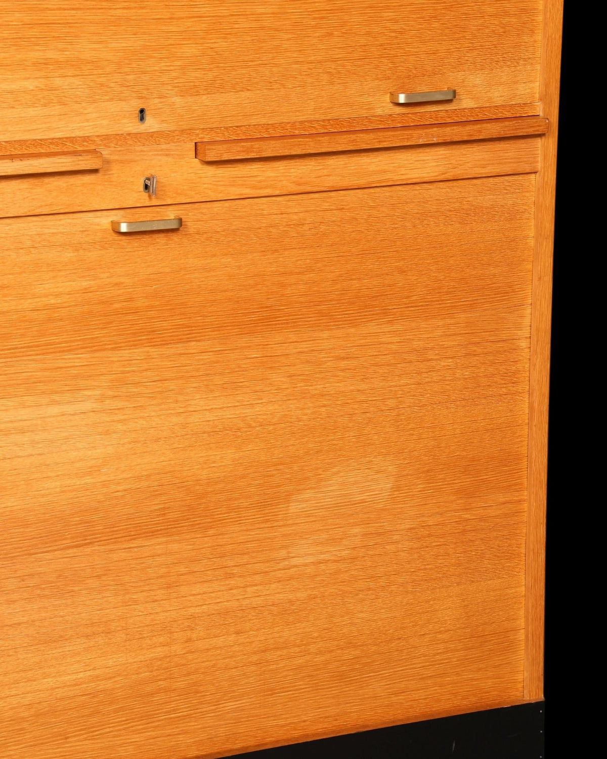 Hauptstadt Möblerei Rollladenschrank aus massivem Holz im Bauhaus Stil mit edlen Metallgriffen und Schloss