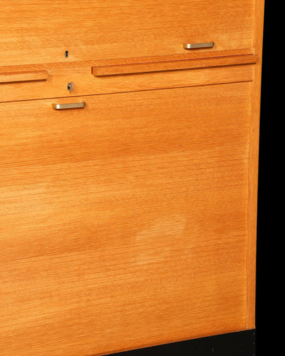 Hauptstadt Möblerei Rollladenschrank aus massivem Holz im Bauhaus Stil mit edlen Metallgriffen und Schloss