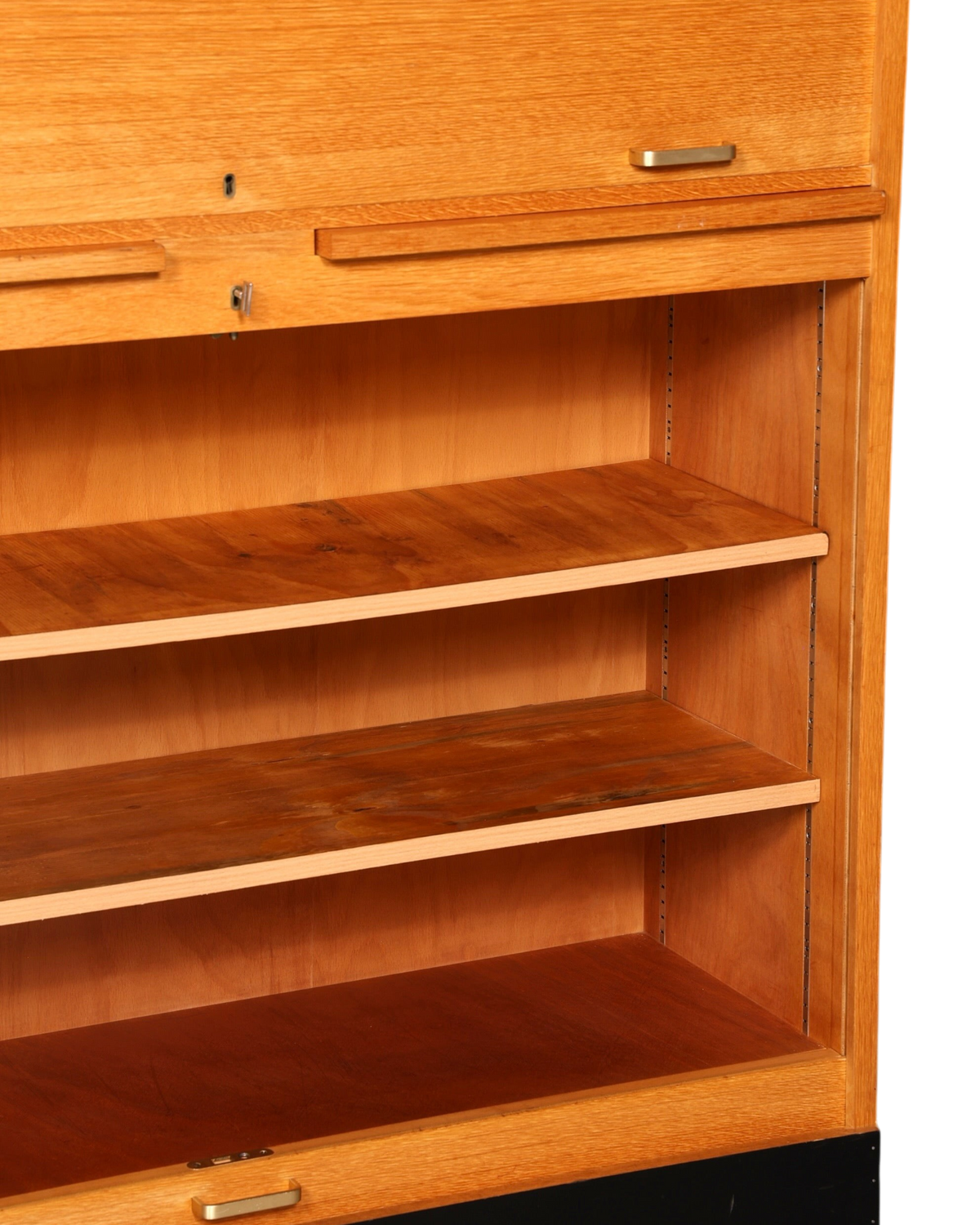 Hauptstadt Möblerei Rollladenschrank aus massivem Holz im Bauhaus Stil mit höhenverstellbaren Regalböden