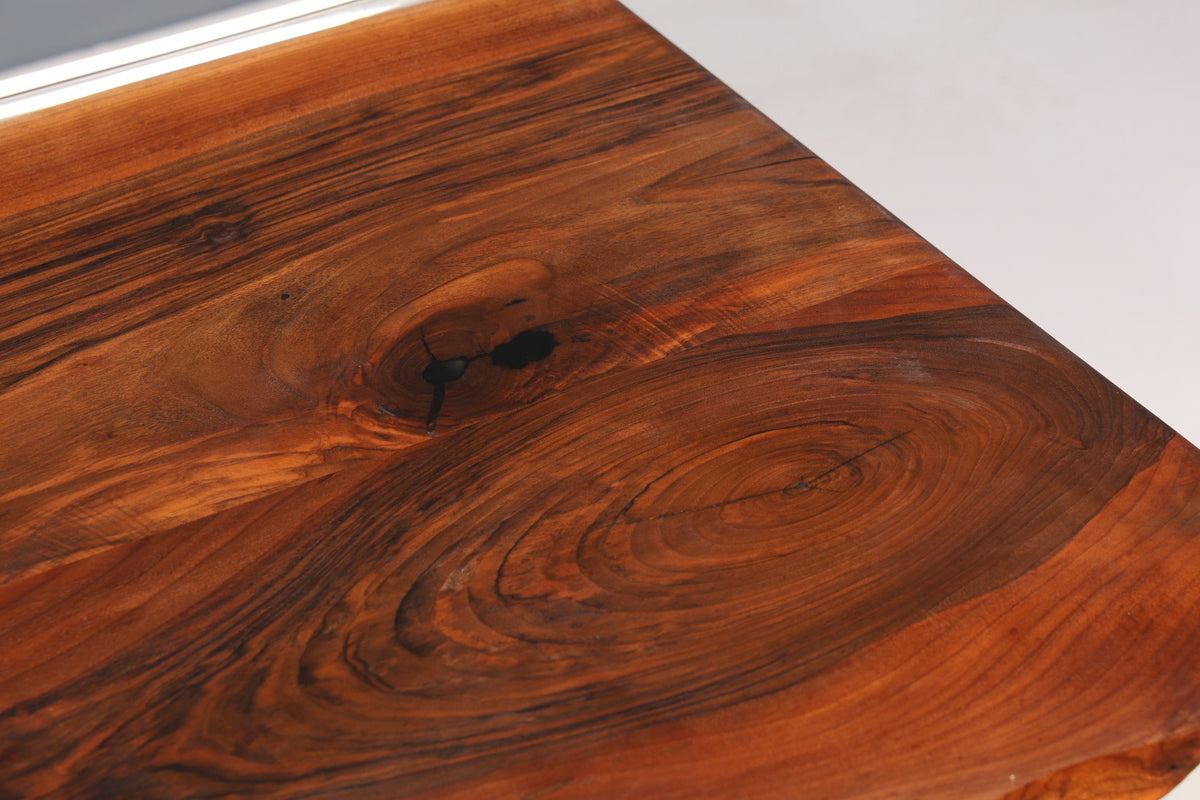 Hauptstadt Möblerei Esstisch aus massivem Nussbaumholz mit Epoxidharz und markanter natürlicher Maserung