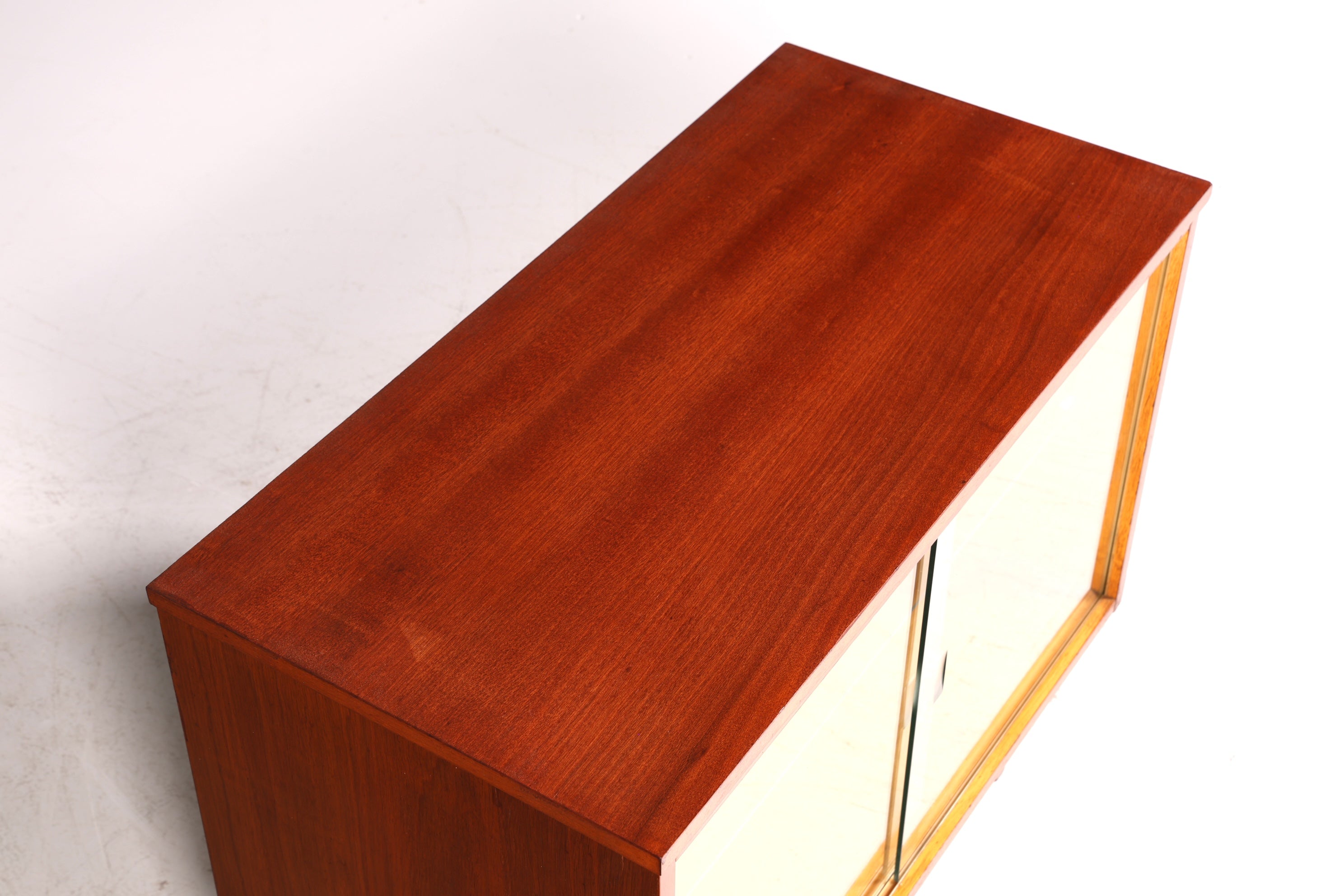 Magnifique vitrine vintage du milieu du siècle, bibliothèque rétro.