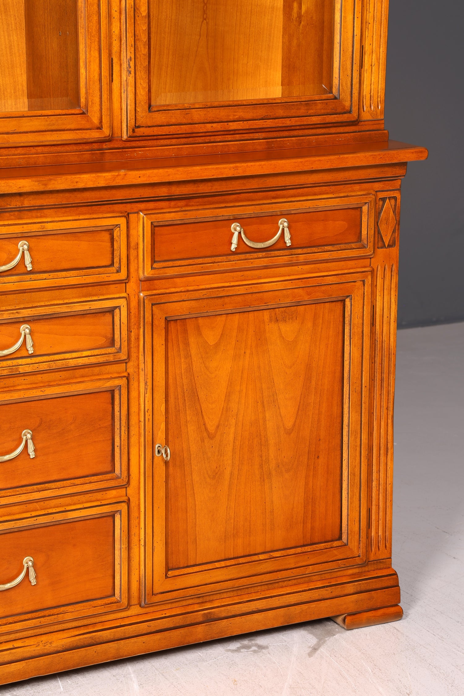 Wunderschöne Original Selva Vitrine Villa Borghese massiv Holz Buffet Schrank Bibliothek