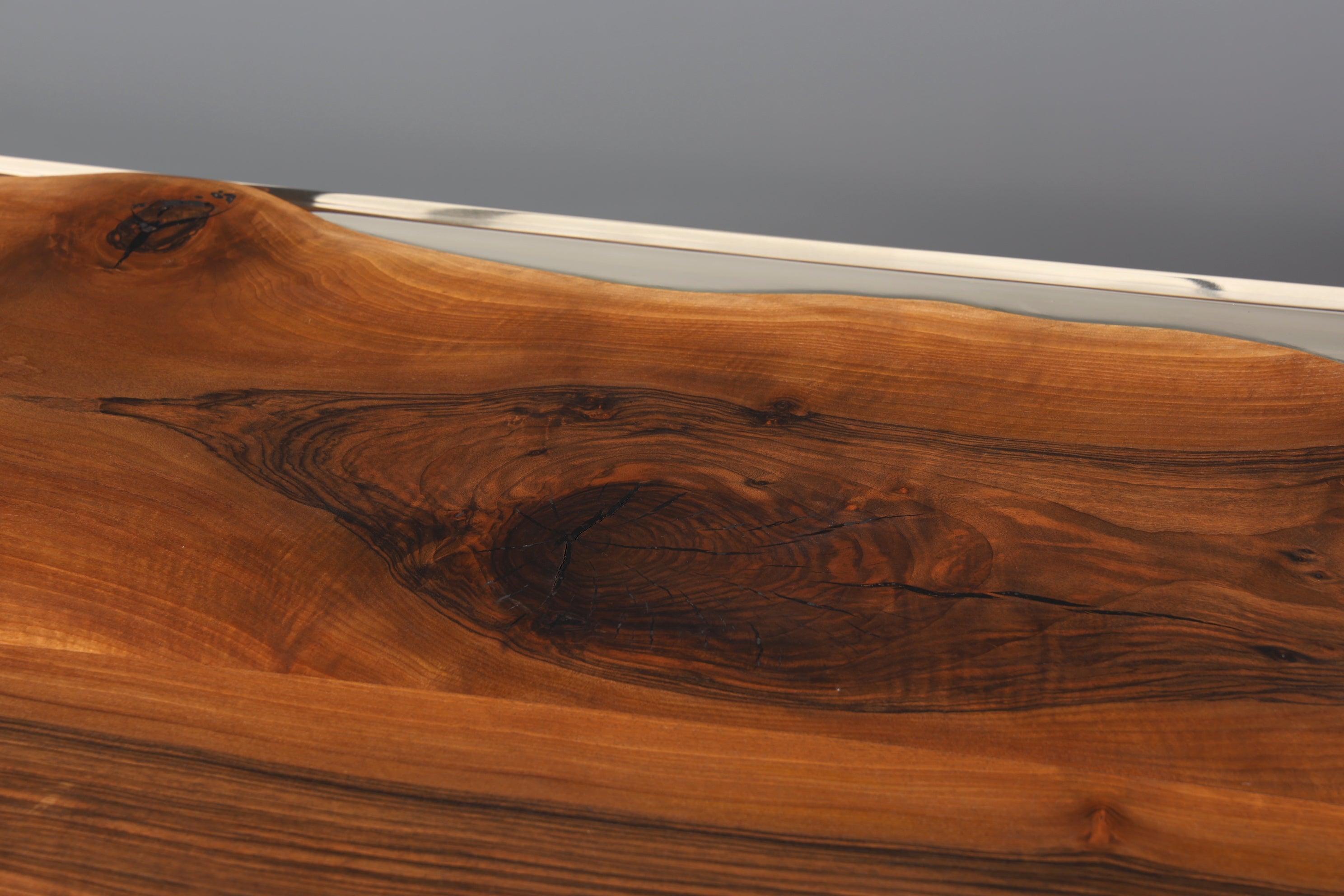 Beeindruckender Nussbaum Tisch 220cm-90cm Esszimmer Tisch Baumkanten Platte massiv Holz Küchentisch