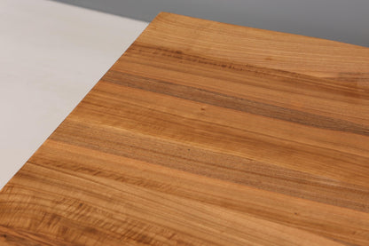 Stilvoller Nussbaum Tisch 140-90cm Esszimmer Tisch Baumkanten Platte massiv Holz Küchentisch