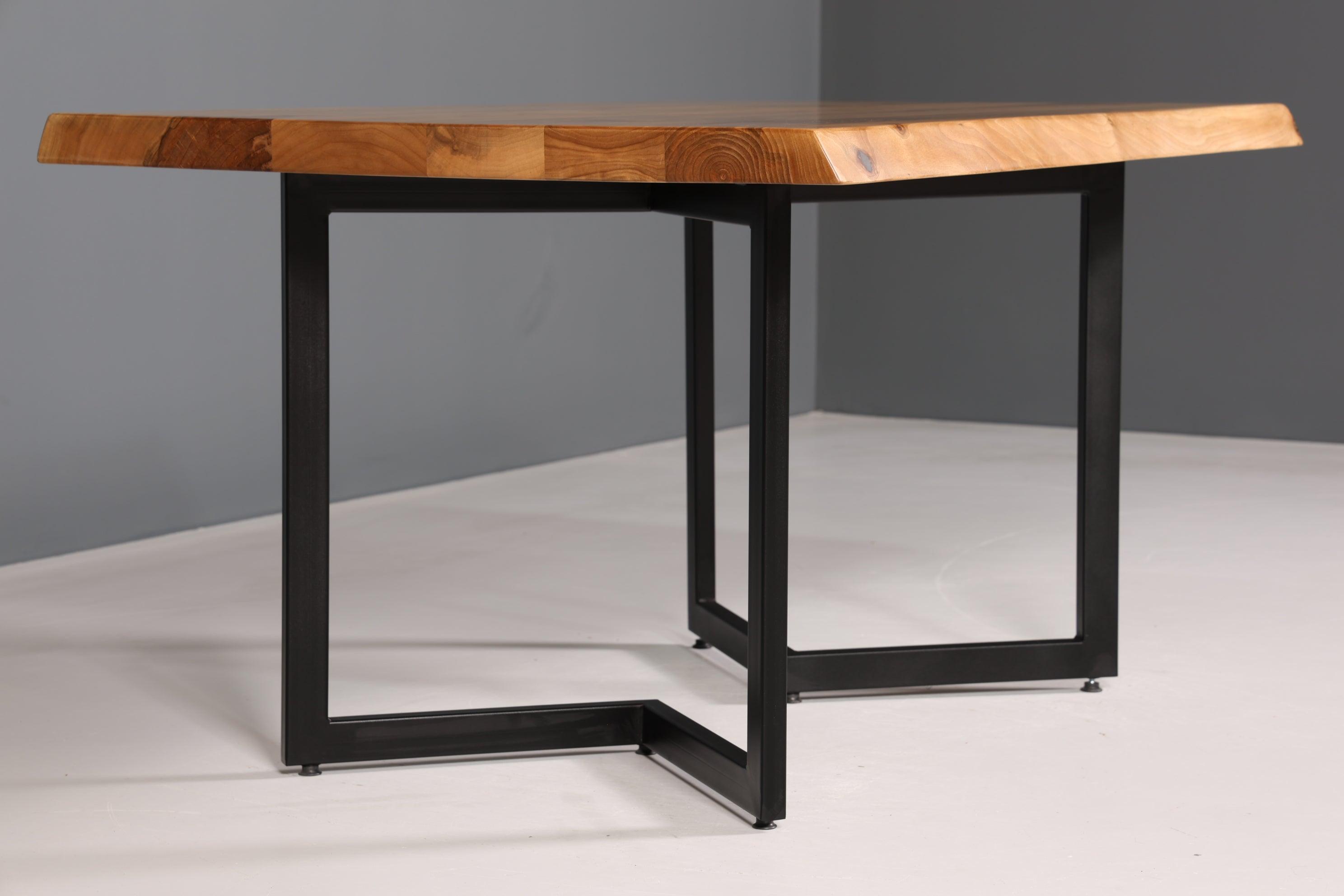 Stilvoller Nussbaum Tisch 140cm-90cm Esszimmer Tisch Baumkanten Platte massiv Holz Küchentisch