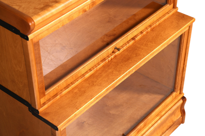 Hauptstadt Möblerei Boknäs Regal im Globe Wernicke Stil aus Holz mit verglasten Klapptüren für eine Bibliothek