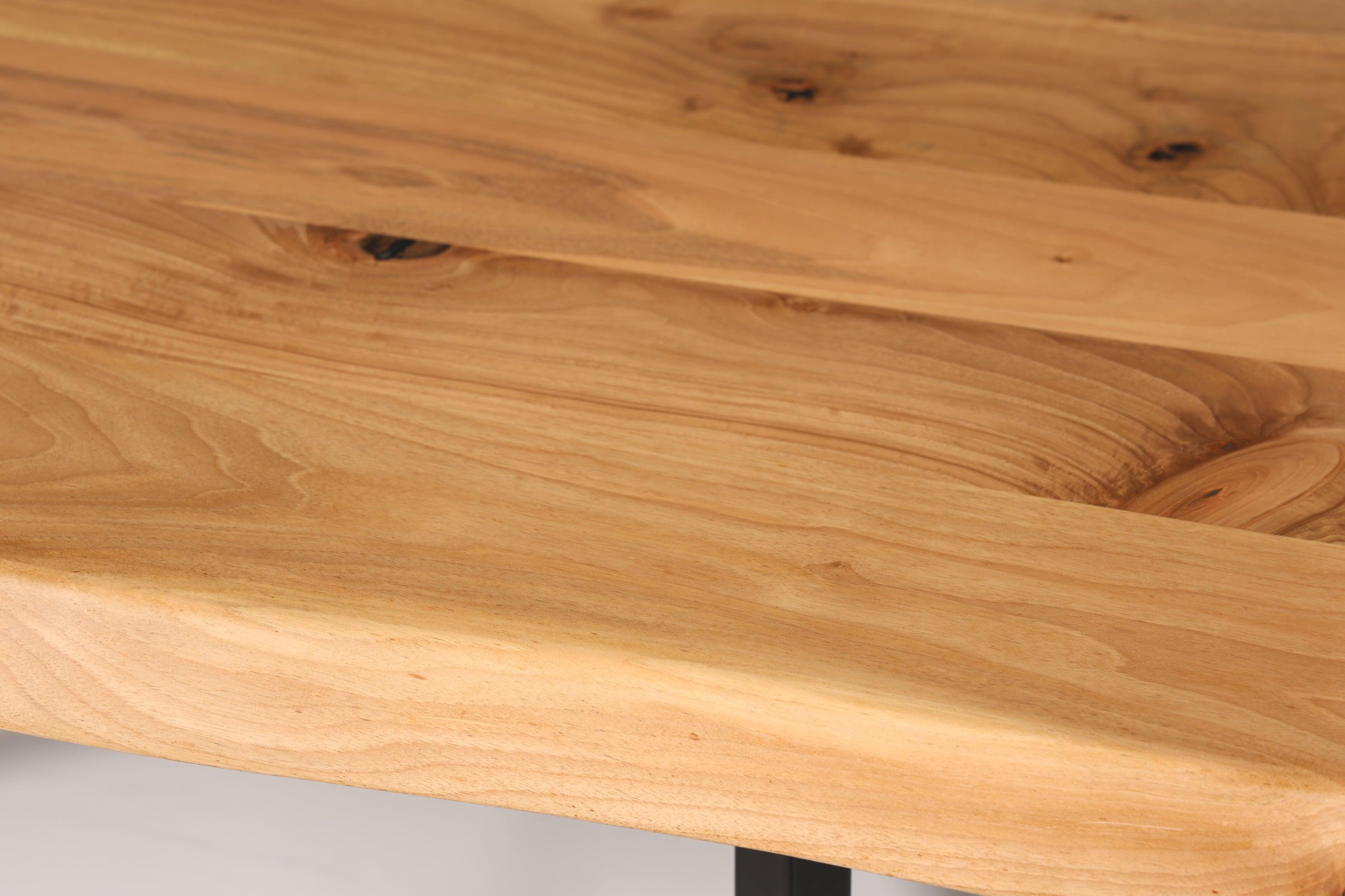 Stilvoller Nussbaum Tisch 140cm-90cm Esszimmer Tisch Baumkanten Platte massiv Holz Küchentisch