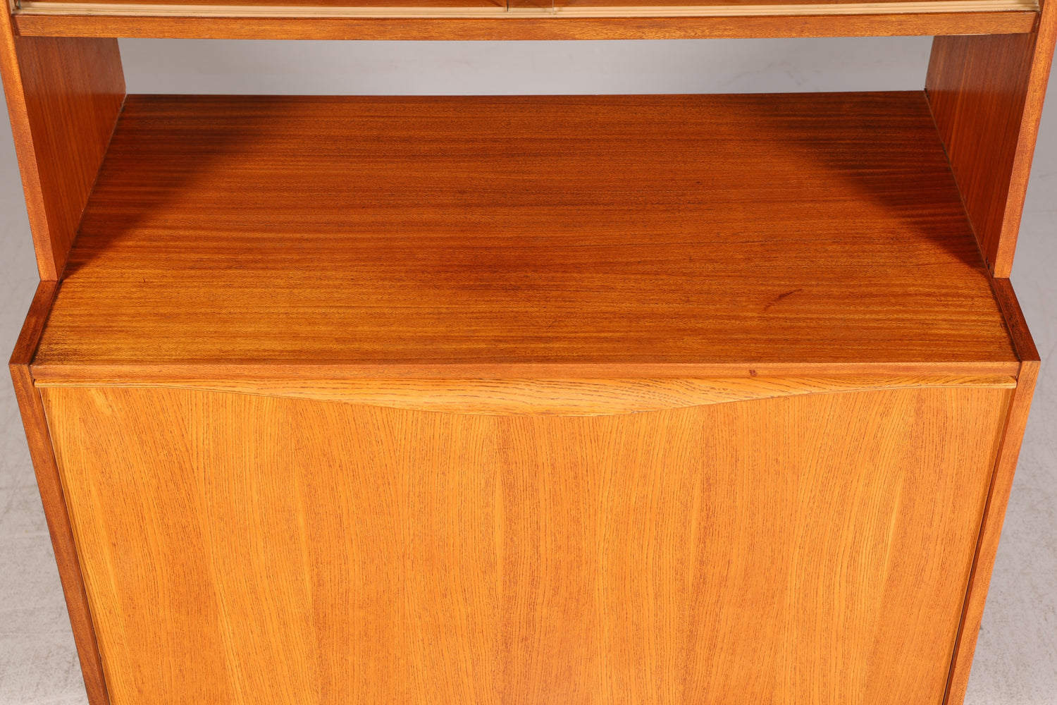 Wunderschönes Mid Century Regal Bücherregal Vintage Highboard Schrank Klapprschrank Holz 60s
