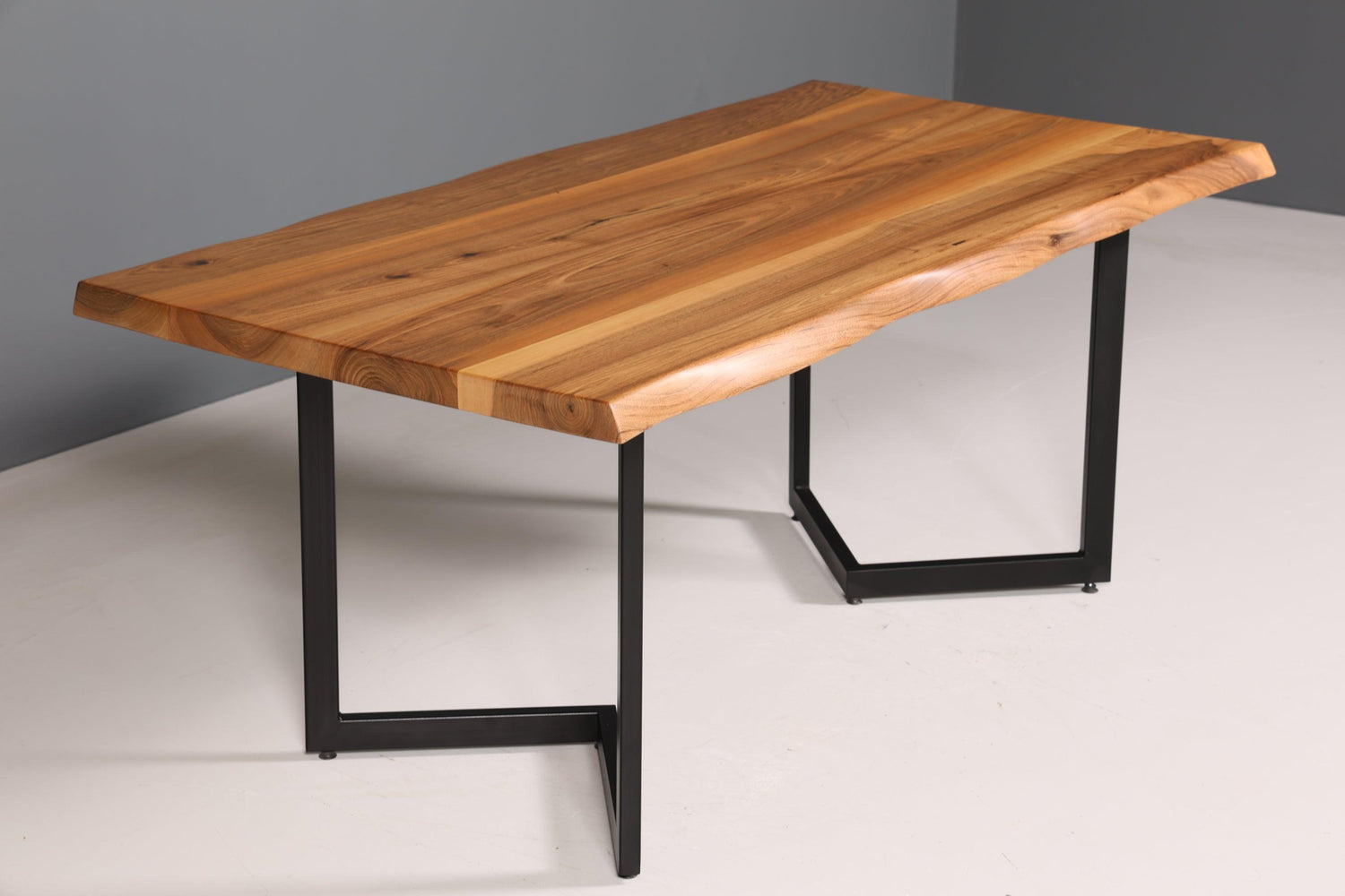 Beeindruckender Nussbaum Tisch 180cm-95cm Esszimmer Tisch Baumkanten Platte massiv Holz Küchentisch