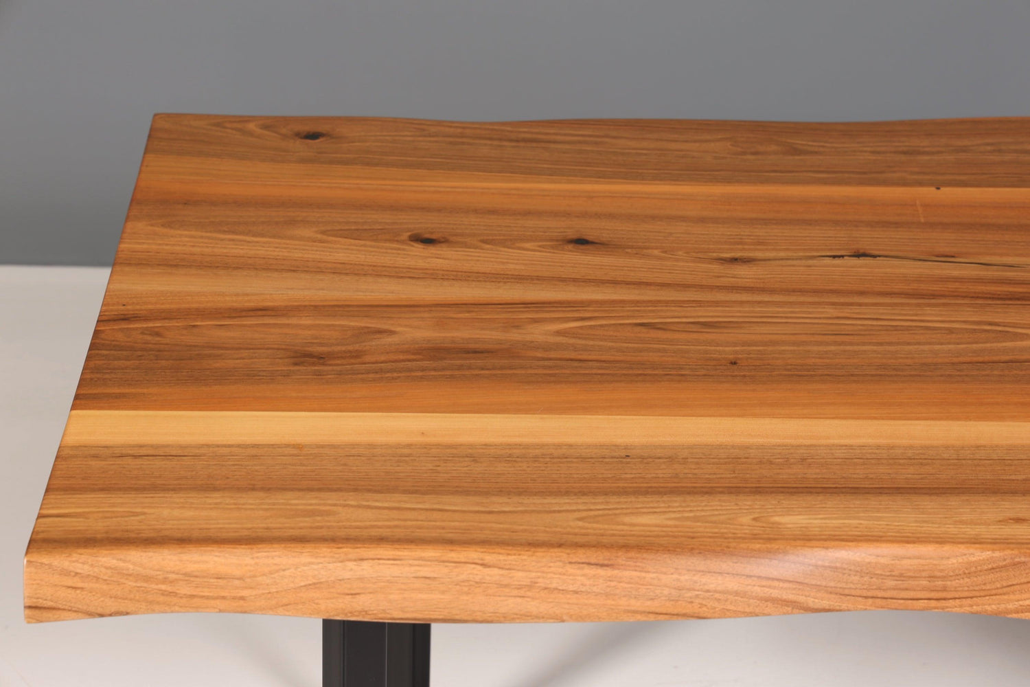 Beeindruckender Nussbaum Tisch 180cm-95cm Esszimmer Tisch Baumkanten Platte massiv Holz Küchentisch