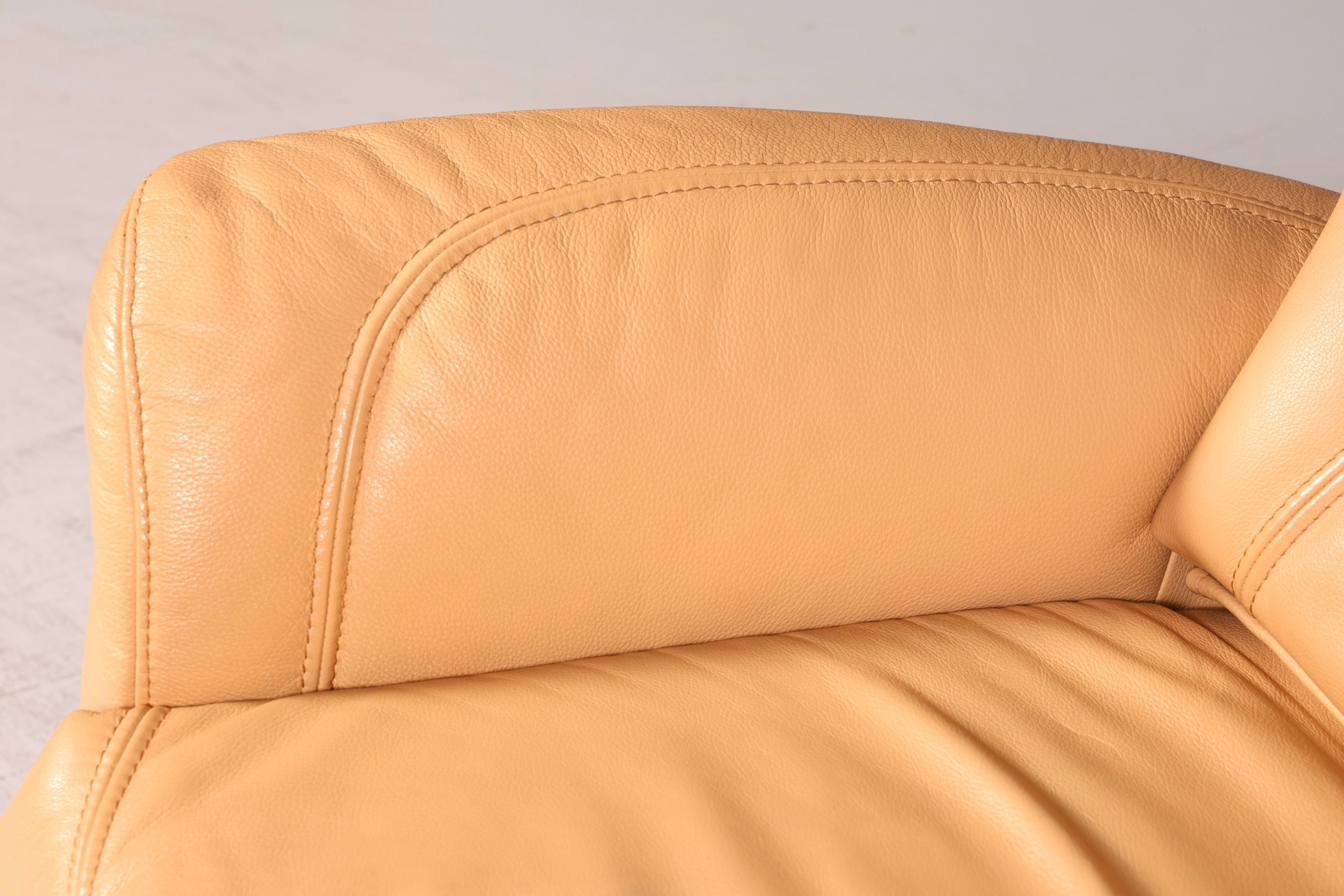 Magnifique fauteuil relax Himolla en cuir véritable beige, fauteuil TV et fauteuil de repos avec fonction d’inclinaison, style vintage
