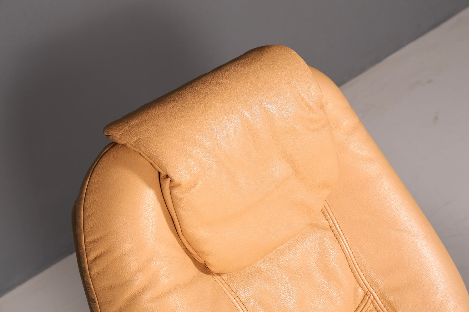 Magnifique fauteuil relax Himolla en cuir véritable beige, fauteuil TV et fauteuil de repos avec fonction d’inclinaison, style vintage